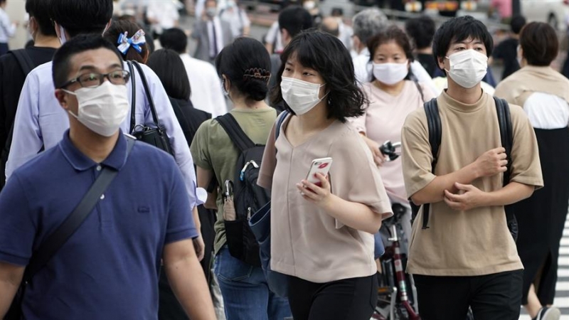 Peatones con mascarilla en una calle de Tokio. EFE/EPA/FRANCK ROBICHON/Archivo