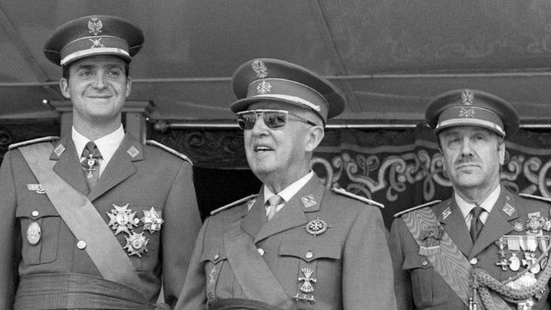 Juan Carlos I junto a Franco