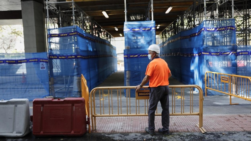 Un obrero durante su jornada laboral en los trabajos de desmontaje del Puente de Joaquín Costa-Francisco Silvela, en Madrid. E.P./Jesús Hellín