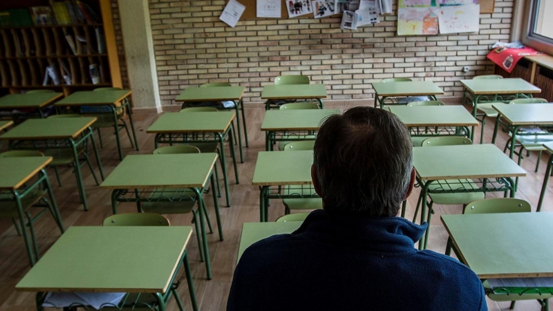 Un profesor en una clase vacía de un colegio. EFE/ Paco Santamaria/Archivo