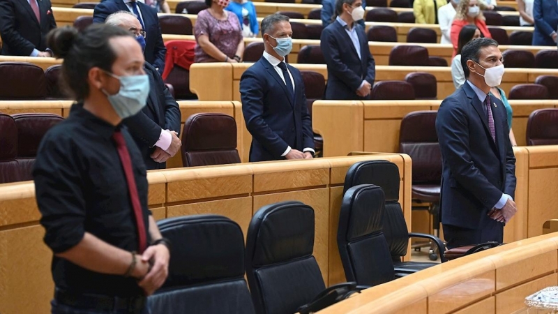 El presidente del Gobierno, Pedro Sánchez (d), y el vicepresidente segundo, Pablo Iglesias (d), durante el minuto de silencio guardado antes de la comparecencia de Sánchez en el Senado. /EFE