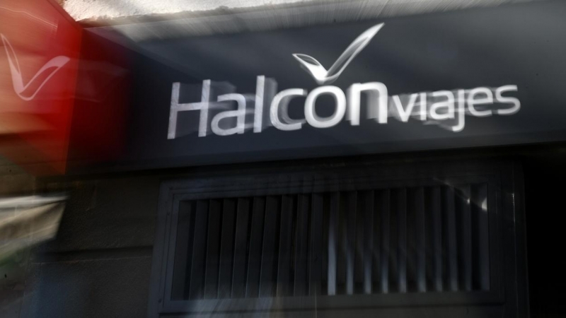 Logo de Halcón Viajes en el exterior de una de las agencias, después de que el grupo Globalia y el grupo Barceló acordarán el pasado noviembre una operación de fusión. E.P./Óscar Cañas