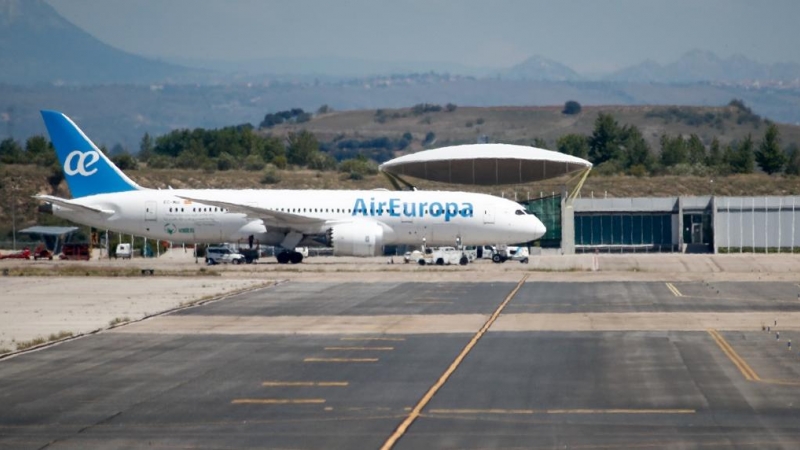 Un avión de Air Europa en la terminal 4 del Aeropuerto de Madrid-Barajas Adolfo Suárez. E.P./Oscar J. Barroso