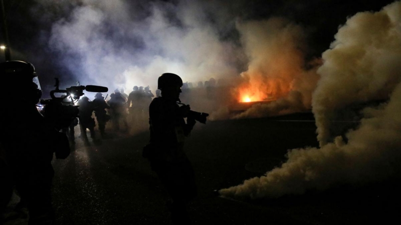 Un fotoperiodista cubre las protestas y disturbios raciales en Portlan, Oregón, EEUU.-REUTERS/Carlos Barria