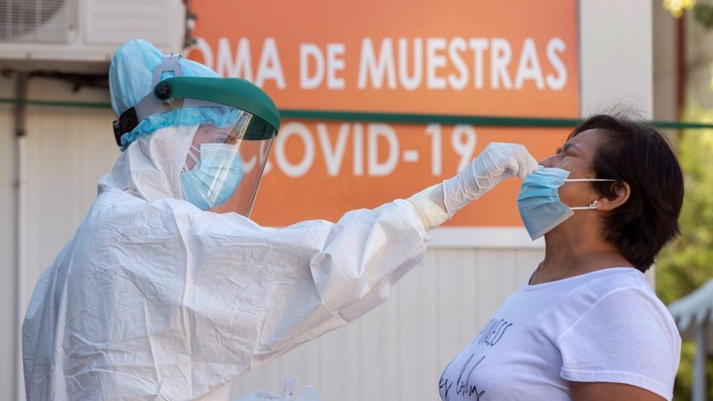 Una enfermera toma una muestras para una prueba PCR a una mujer en el punto instalado en el municipio de Jumilla (Murcia). /EFE