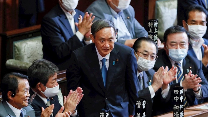 Yoshihide Suga (C) es aplaudido después de ser elegido nuevo primer ministro japonés en una sesión parlamentaria extraordinaria en Tokio. EFE / EPA / KIMIMASA MAYAMA