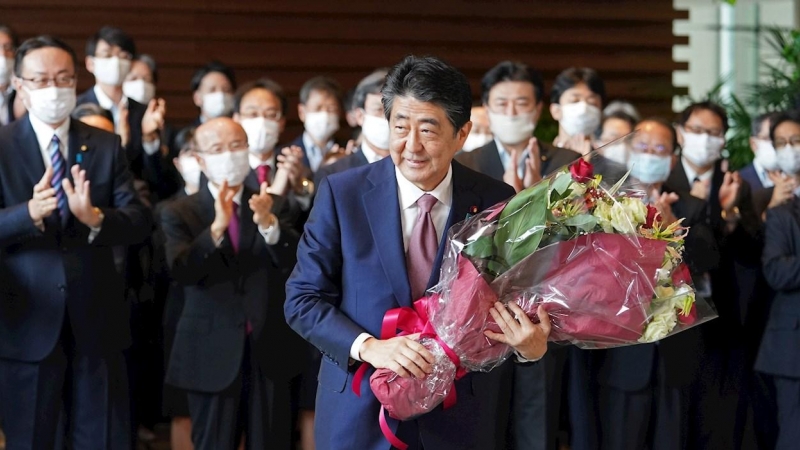 El primer ministro saliente de Japón, Shinzo Abe, sostiene un ramo a su salida de la residencia oficial del primer ministro en Tokio. EFE / EPA / JIJI PRESS JAPAN OUT