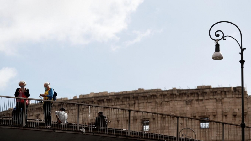 Dos mujeres llevan mascarillas cerca del Coliseo romano en Italia. REUTERS / Yara Nardi