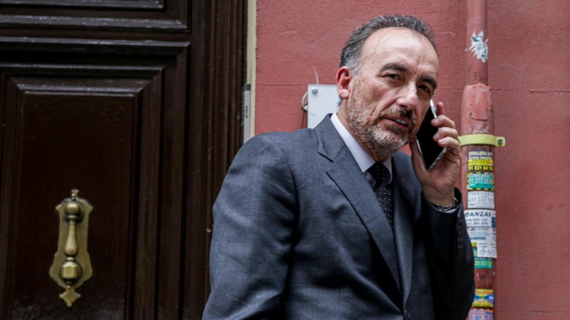 El juez del Tribunal Supremo, Manuel Marchena habla por teléfono en una calle de Madrid. E.P./Ricardo Rubio