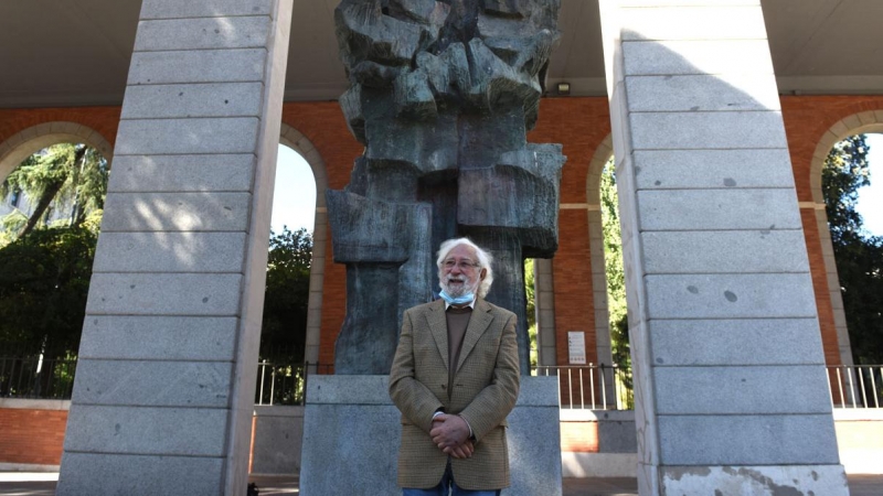 El escultor Pepe Noja ante la escultura dedicada a Largo Caballero este viernes en Madrid.- FERNANDO SÁNCHEZ