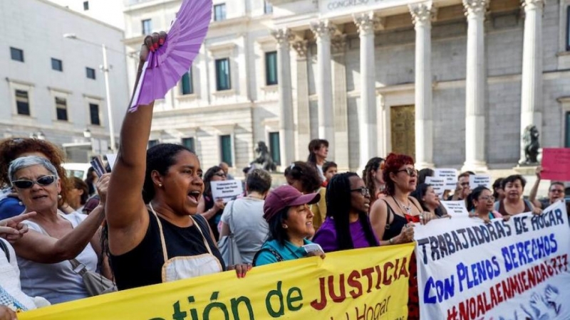 Trabajadoras del hogar exigen derechos ante el Congreso en Madrid (foto de archivo) / EFE-Emilio Naranjo.