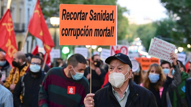 Vista general de la manifestación por la Salud y la Sanidad Pública, este sábado en el centro de la capital madrileña.- EFE/Víctor Lerena.