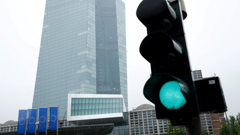 Un semáforo en verde, cerca de la sede del BCE en Fráncfort. REUTERS/Ralph Orlowski