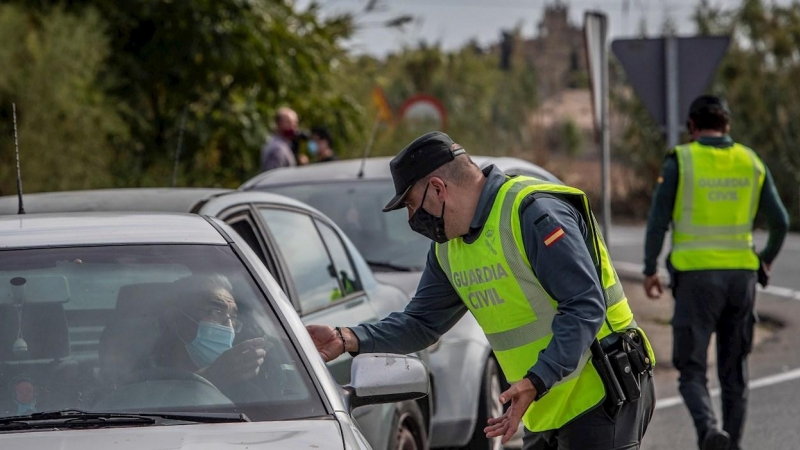 30/10/2020.-Agentes de la Guardia Civil de Tráfico realizan controles de movilidad a la entrada de la localidad gaditana de Jerez de la Frontera.