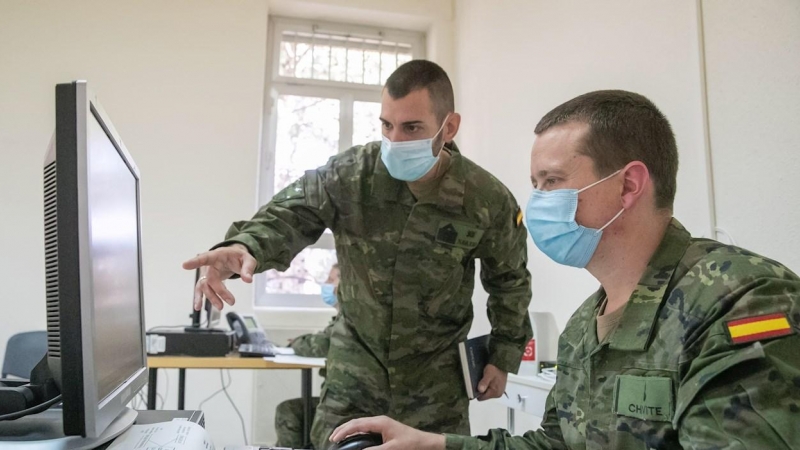 09/11/2020- Rastreadores militares realizan su trabajo en el Hospital Militar de Zaragoza.