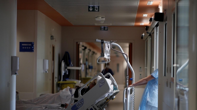 Una enfermera asiste a una paciente de covid en un hospital cerca de París
