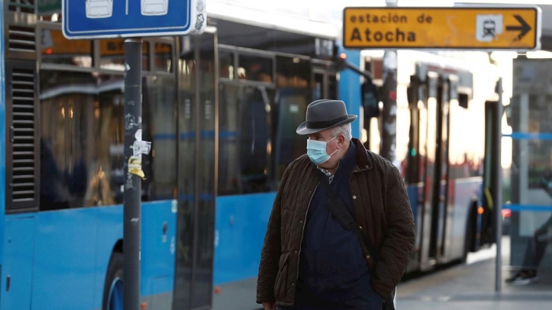 Un hombre protegido con una mascarilla transita las inmediaciones de la Estación de Atocha de Madrid.