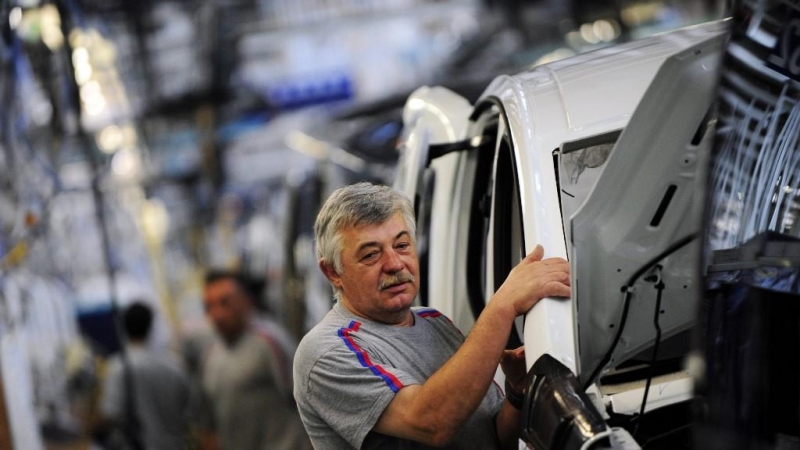Un operario trabaja en la cadena de montaje de la fábrica de PSA de Vigo.