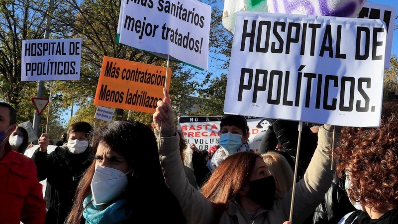Protesta de personal sanitario en el exterior del hospital de Emergencias Enfermera Isabel Zendal.