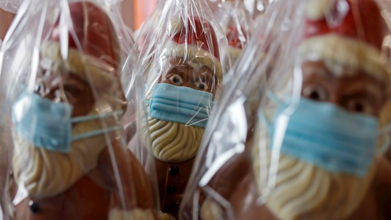Figuras de chocolate de Santa Claus con mascarilla en la compañía Wawi, en Pirmasens (Alemania). La compañía chocolatera WAVI-Schokolade AG ha comenzado a producir estos típicos dulces con la particularidad de la mascarilla en medio de la pandemia por cor