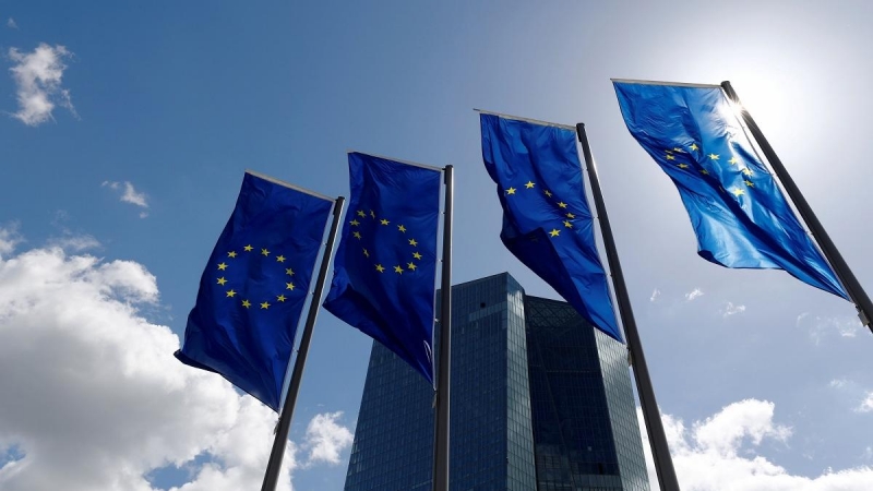 Banderas de la UE delante de la sede del BCE en Fráncfort.