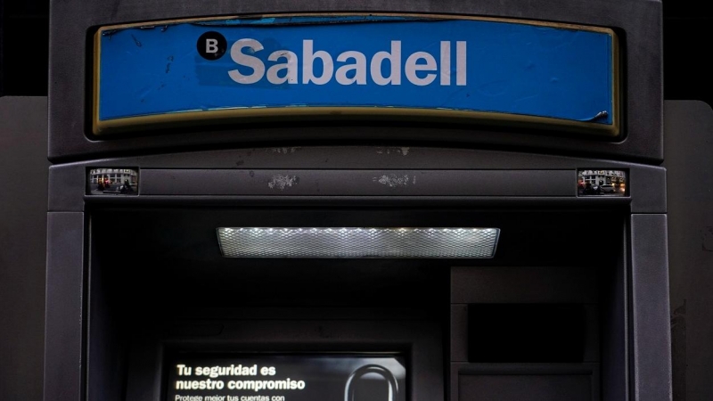 El logo del Banco Sabadell en el cajero automático de una de sus sucursales en Madrid. REUTERS/Juan Medina