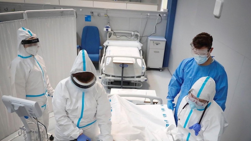 Sanitarios atienen a los primeros pacientes del hospital de emergencias Enfermera Isabel Zendal, inaugurado el 1 de diciembre, este viernes en Madrid.