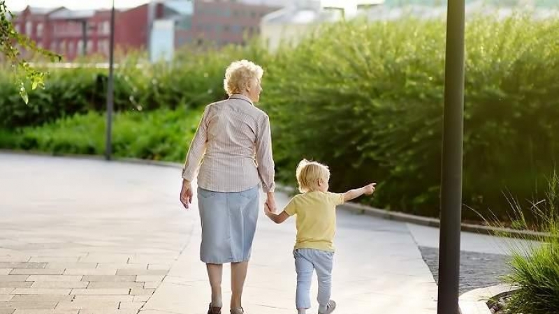 Abuela y su nieto paseando.