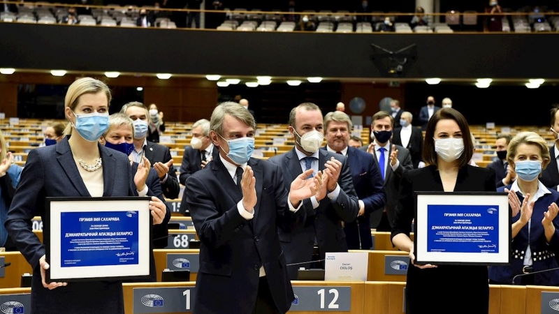 El presidente del Parlamento Europeo, David Sassoli, y la presidenta de la Comisión, Ursula von der Leyen, aplauden a las opositoras bielorrusas que han recibido el premio Sakharov de derechos humanos.