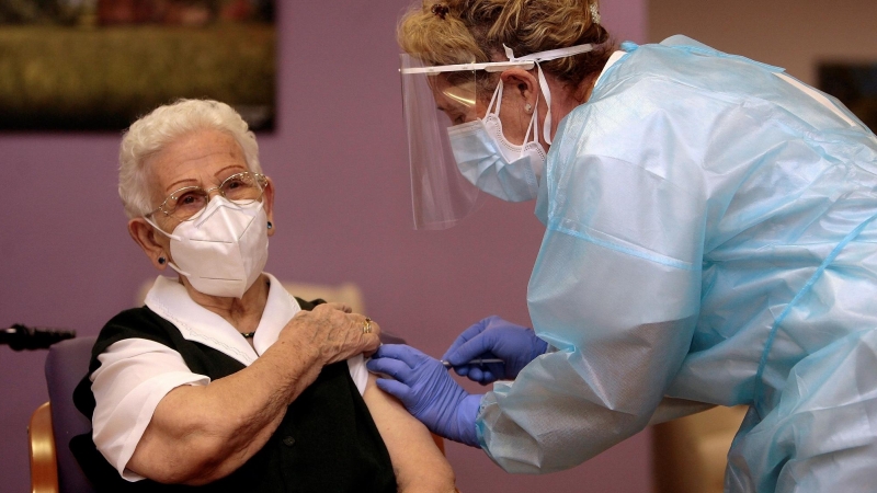 Araceli, una mujer de 96 años, ha recibido a las 9.00 horas la primera dosis de la vacuna en España.