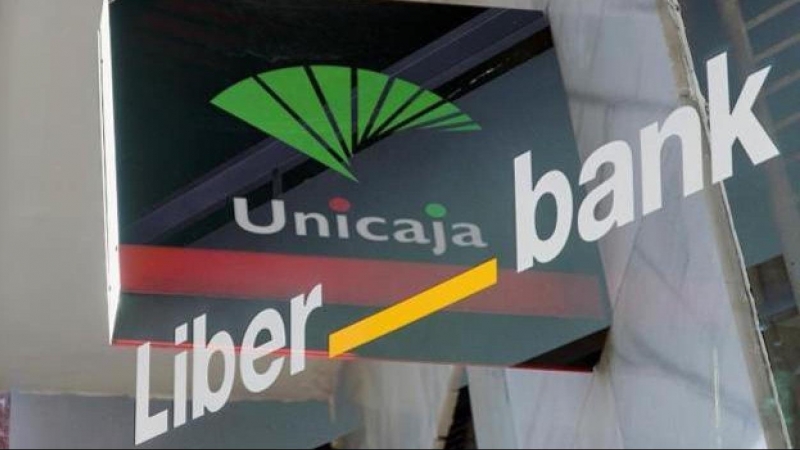 Doble exposición de los logotipos de las entidades Unicaja y Liberbank . EFE/Rodrigo Jiménez