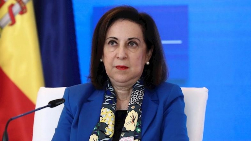 24/12/2020. La ministra de Defensa, Margarita Robles, escucha el mensaje que el presidente del Gobierno envía a las tropas en misiones humanitarias. - EFE