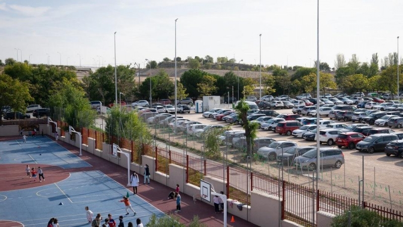 Vista general del patio del colegio Juan Zaragüeta y el parking de Iberdrola construido en terreno municipal.