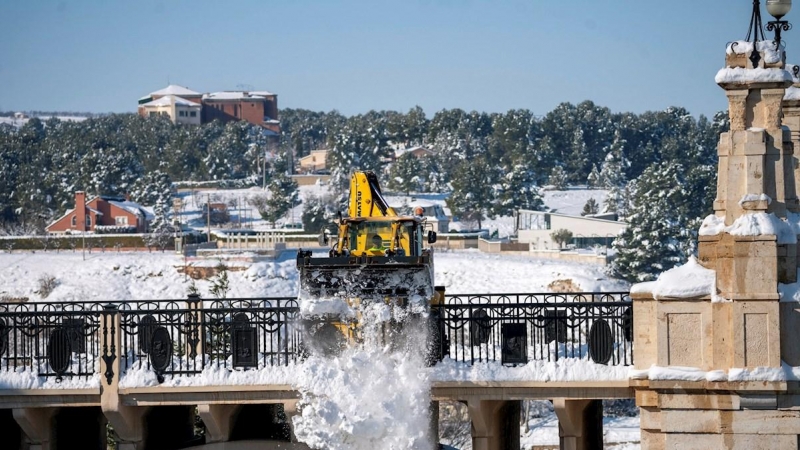 Una maquina retira nieve acumulada en el viaducto viejo de Teruel.