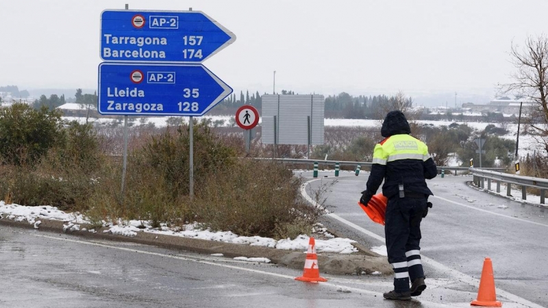 Controles de carretera por las nevadas en la localidad de Alfes, Lleida