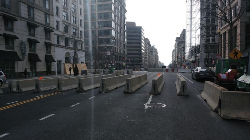 La 14 con la I, calle de Washington, vallada para evitar disturbios.
