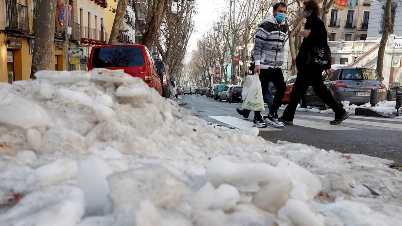 En la imagen, acumulación de nieve junto a la Plaza de Cascorro, en Madrid.
