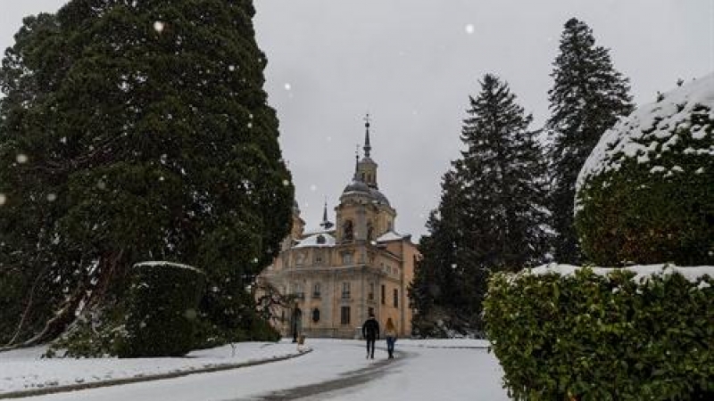 El palacio real de la Granja de San Ildefonso en Segovia, nevado tras el paso de la borrasca Filomena, Castilla y León .