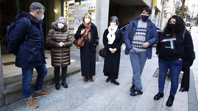 Descendientes de las tres víctimas ante el consulado de Argentina en Vigo