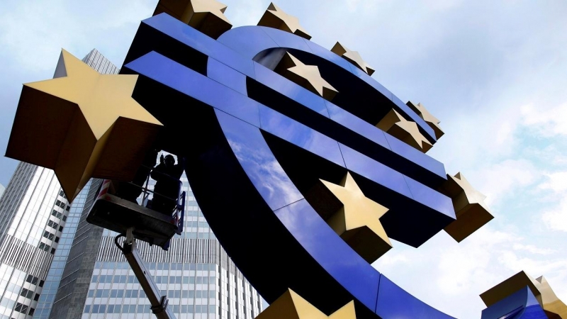 La estatua del logo del euro, delante de la antigua sede del BCE en Frácfort. REUTERS/Ralph Orlowski
