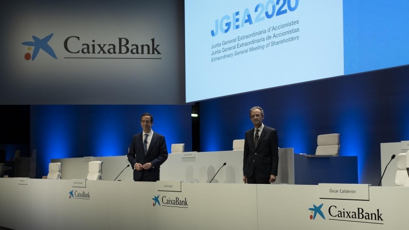 El consejero delegado de Caixabank, Gonzalo Gortázar, y el presidente de la entidad bancaria, Jordi Gual, durante la junta de accionistas que aprobó la fusión con Bankia. E.P./