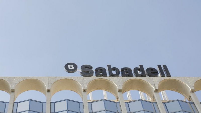 El logo del Banco Sabadell en su sede en Alicante. E.P./Joaquín Reina