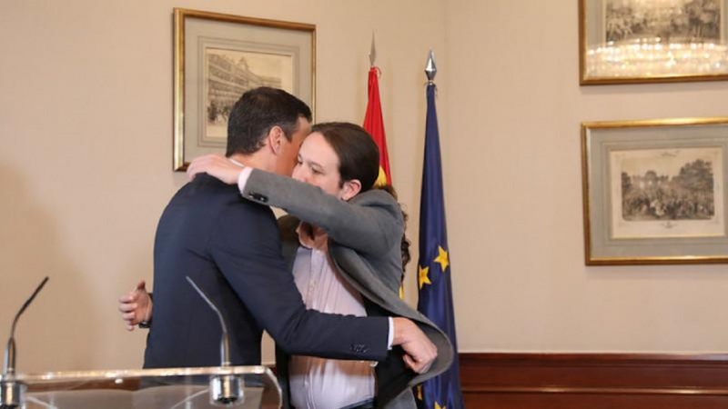 Abrazo entre Sánchez e Iglesias tras anunciar el preacuerdo para un Gobierno de coalición en noviembre de 2019.