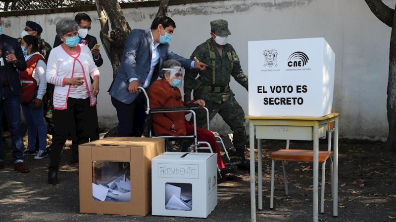 Andrés Arauz, candidato a la Presidencia de Ecuador, vota en Quito.