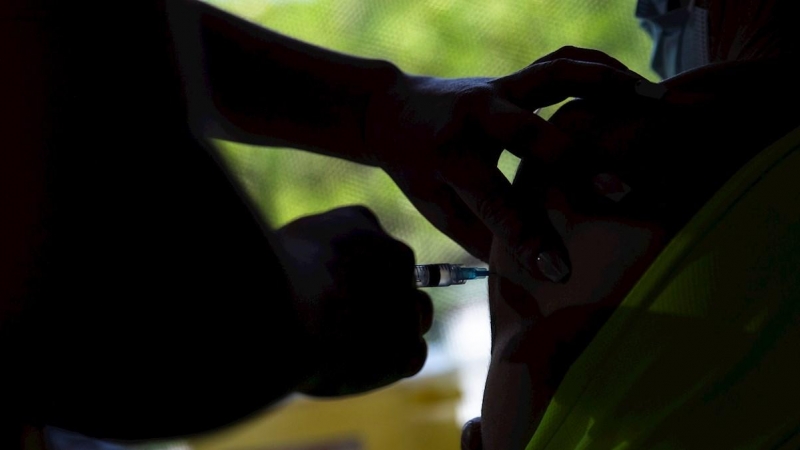 08/02/2021.- Una enfermera vacuna contra la covid-19 en La Reina, en Santiago (Chile).