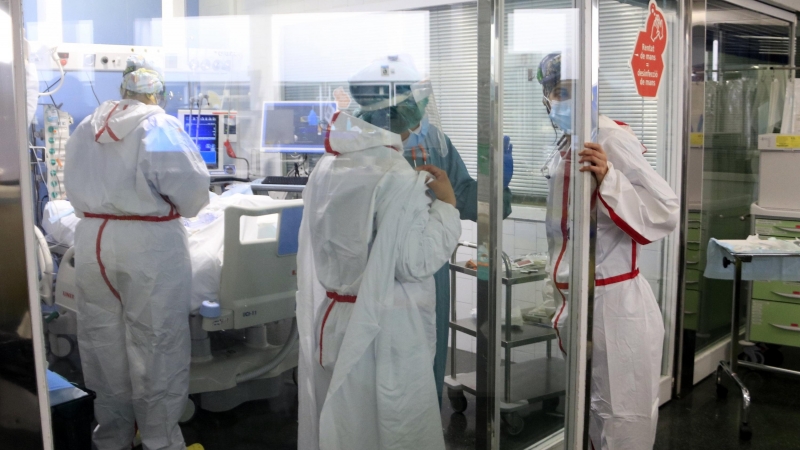 Professionals sanitàries de l'Hospital del Mar atenent un pacient ingressat a l'UCI amb Covid-19, en la tercera onada de la pandèmia del coronavirus.