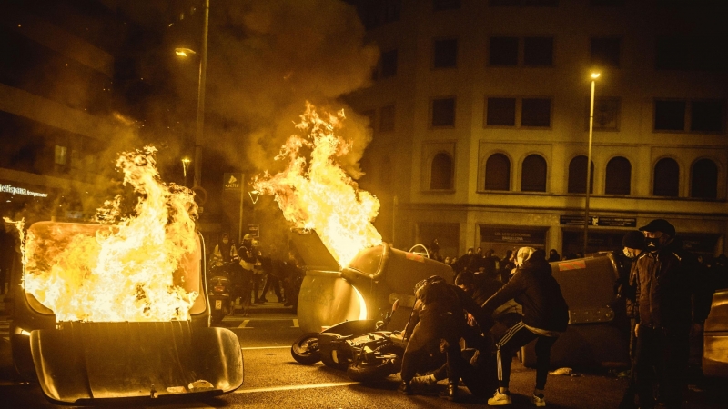 Manifestantes en Barcelona arrojan al suelo varios contenedores incendiados