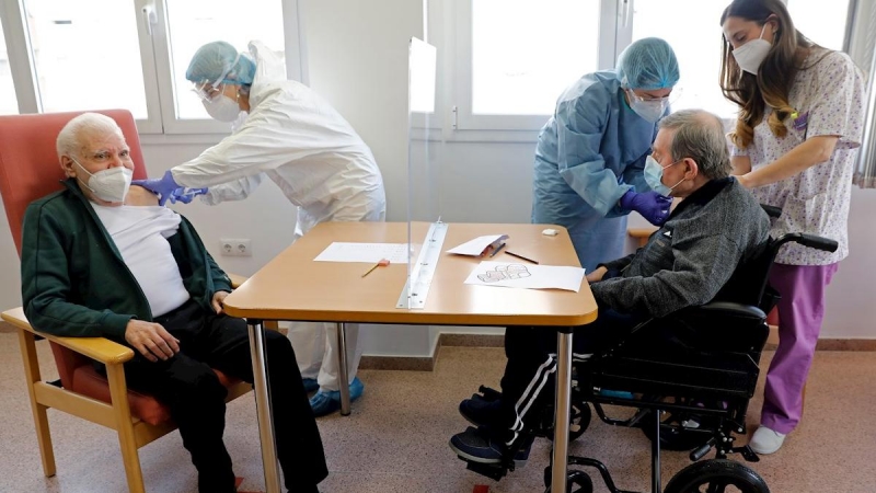 Dos sanitarias inyectan la vacuna a dos usuarios de una residencia en València.