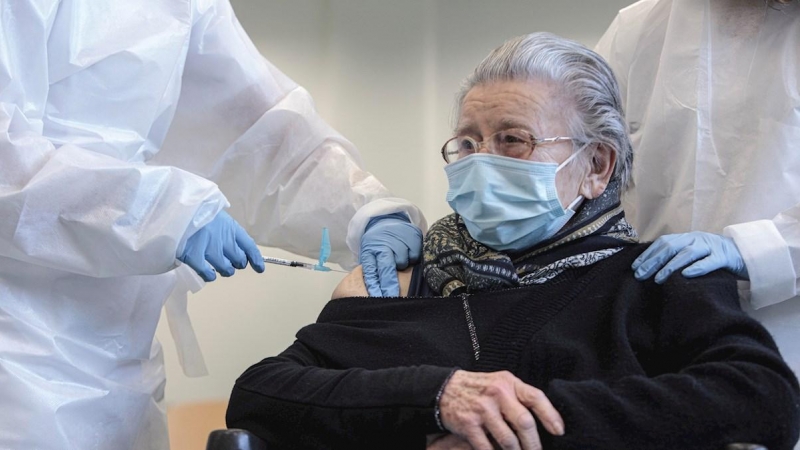 Una anciana recibe la primera dosis de la vacuna contra el coronavirus esta mañana durante el inicio de la campaña de vacunación en los centros de día de mayores municipales.