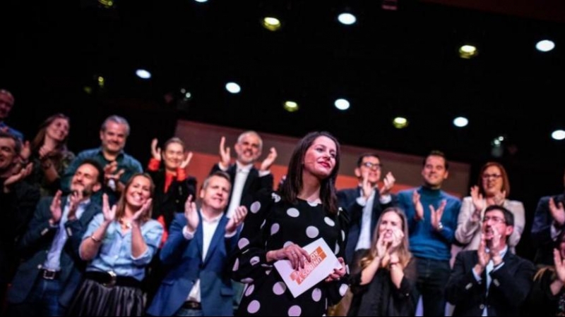 La líder de Ciudadanos, Inés Arrimadas, en marzo de 2020, junto al equipo con el que ganó las primarias de Cs.